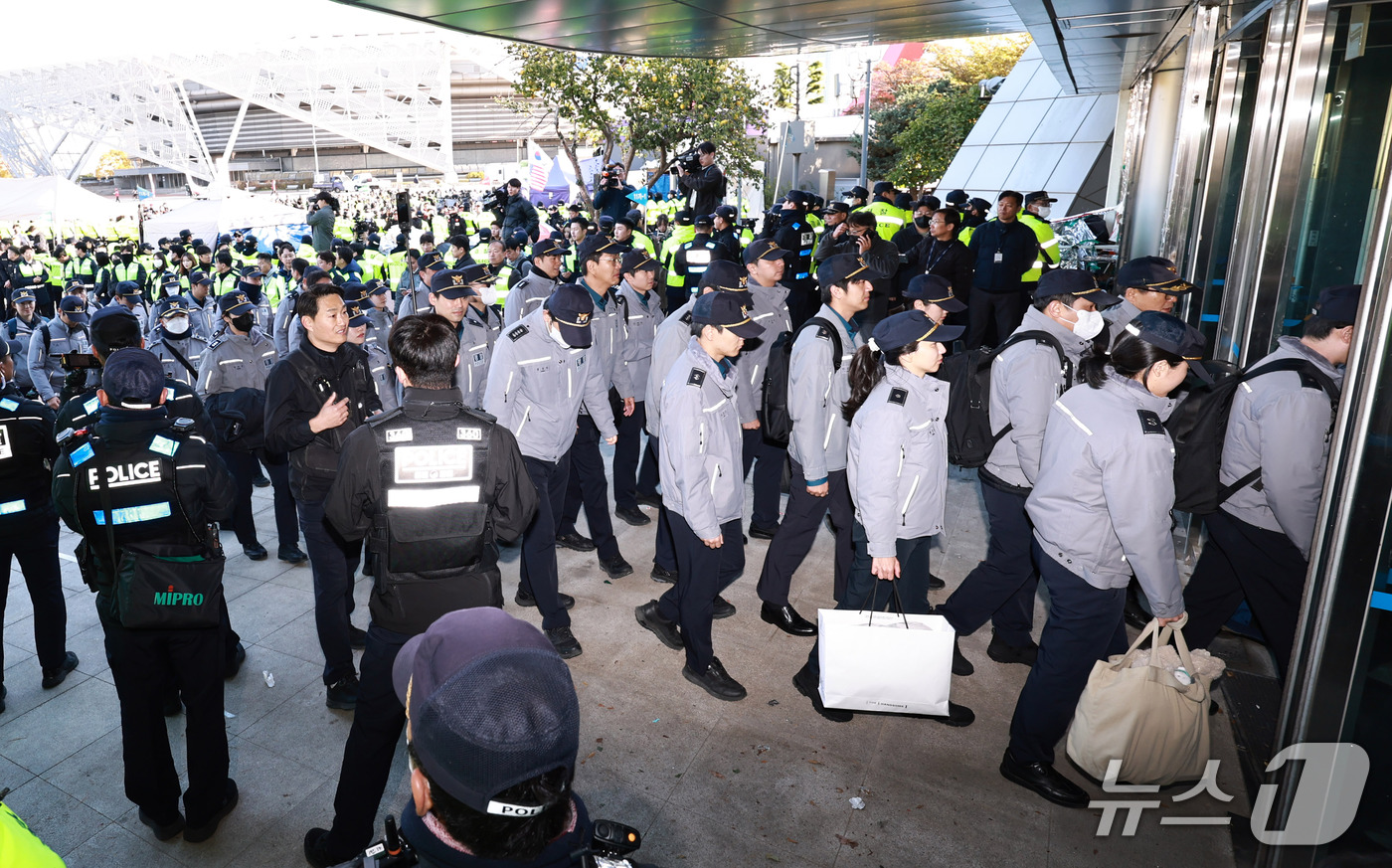 (서울=뉴스1) 구윤성 기자 = 6·3 지방선거 투표용지 부족사태 등을 수사하는 이태한 특별검사팀과 검증단이 28일 서울 송파구 올림픽공원 핸드볼경기장으로 진입하고 있다. 2026 …