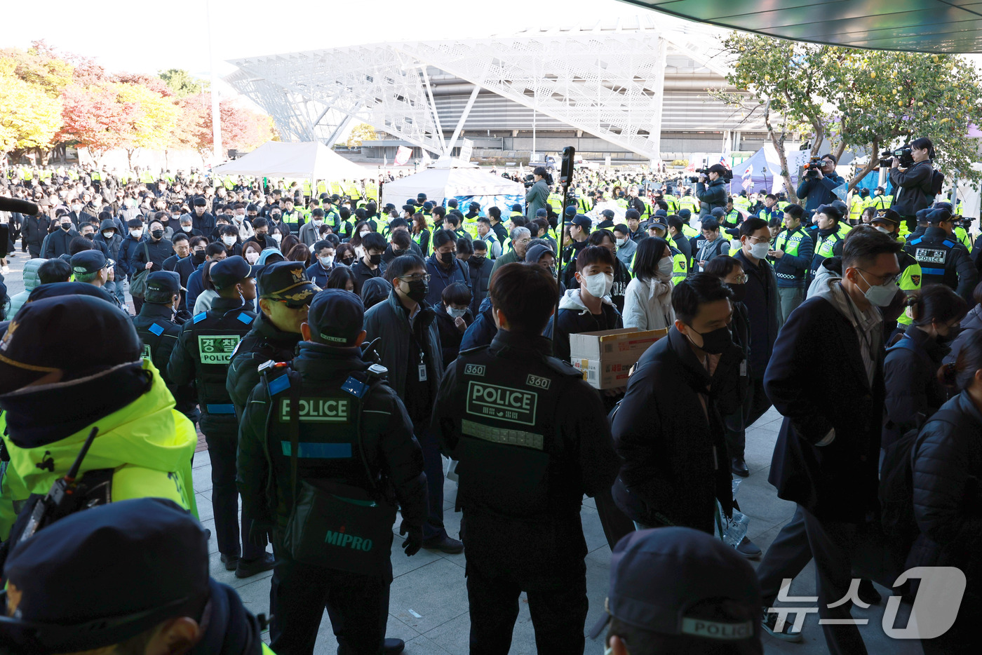 (서울=뉴스1) 구윤성 기자 = 6·3 지방선거 투표용지 부족사태 등을 수사하는 이태한 특별검사팀과 검증단이 28일 서울 송파구 올림픽공원 핸드볼경기장으로 진입하고 있다.  202 …