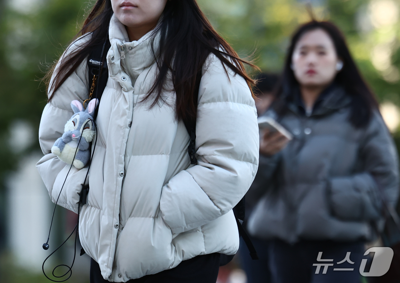 (서울=뉴스1) 김민지 기자 = 수도권을 제외한 전국 대부분 지역에 한파 특보가 내려진 28일 오전 서울 종로구 세종대로 사거리에서 시민들이 두꺼운 외투를 입고 발걸음을 옮기고 있 …