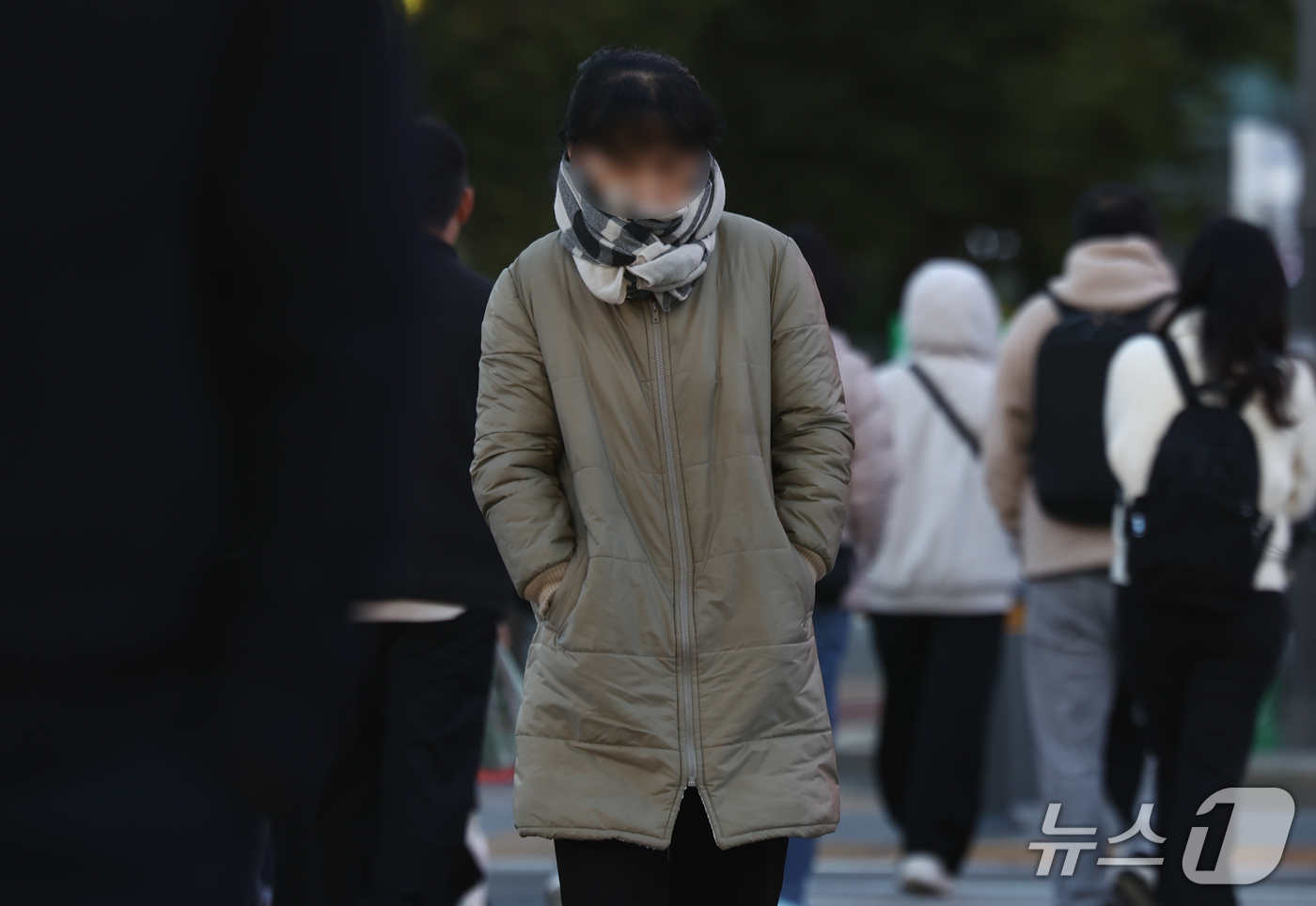 (서울=뉴스1) 김민지 기자 = 수도권을 제외한 전국 대부분 지역에 한파 특보가 내려진 28일 오전 서울 종로구 세종대로 사거리에서 시민들이 몸을 움츠린채 발걸음을 옮기고 있다. …