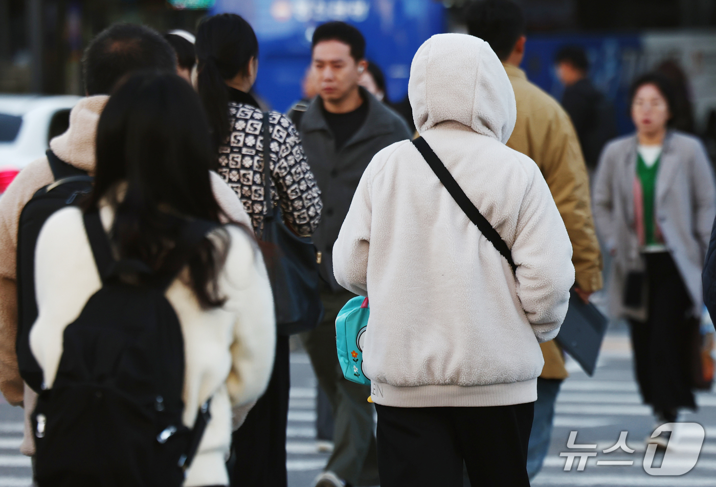 (서울=뉴스1) 김민지 기자 = 수도권을 제외한 전국 대부분 지역에 한파 특보가 내려진 28일 오전 서울 종로구 세종대로 사거리에서 시민들이 두꺼운 외투를 입고 발걸음을 옮기고 있 …