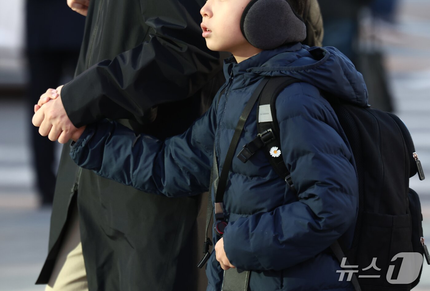 본문 이미지 - 수도권을 제외한 전국 대부분 지역에 한파 특보가 내려진 28일 오전 서울 종로구 세종대로 사거리에서 한 아이가 아빠 손을 잡고 발걸음을 옮기고 있다. 2026.10.28 ⓒ 뉴스1 김민지 기자