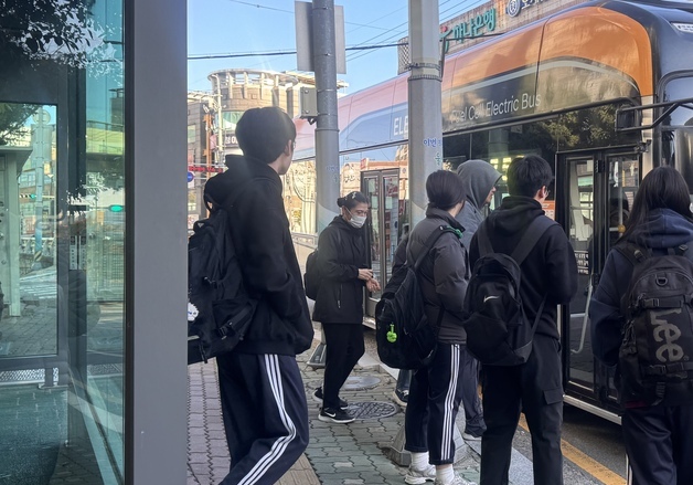 "휴대전화 든 손이 시려요"…울산 아침 5.7도, 패딩·털부츠 착용 출근길