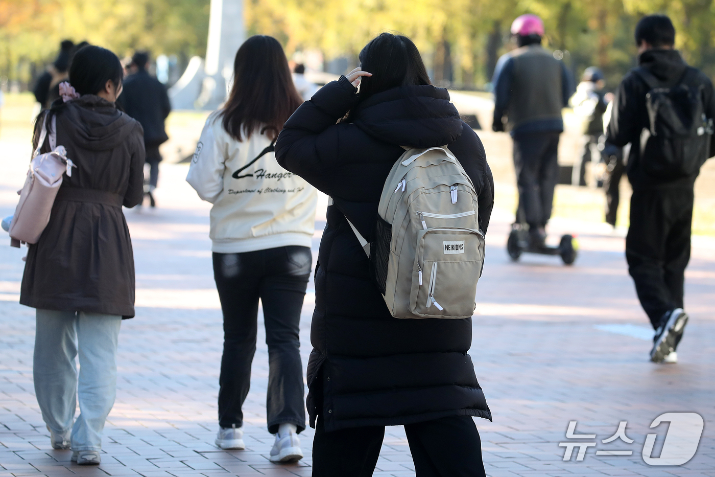 (경산=뉴스1) 공정식 기자 = 기습 한파가 닥친 28일 오전 경북 경산시 영남대에서 두꺼운 옷차림의 등굣길 학생들 사이로 롱패딩을 챙겨입은 한 학생이 발걸음을 재촉하고 있다. 2 …