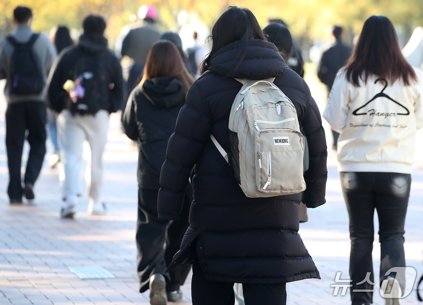 (경산=뉴스1) 공정식 기자 = 기습 한파가 닥친 28일 오전 경북 경산시 영남대에서 두꺼운 옷차림의 등굣길 학생들 사이로 롱패딩을 챙겨입은 한 학생이 발걸음을 재촉하고 있다. 2 …