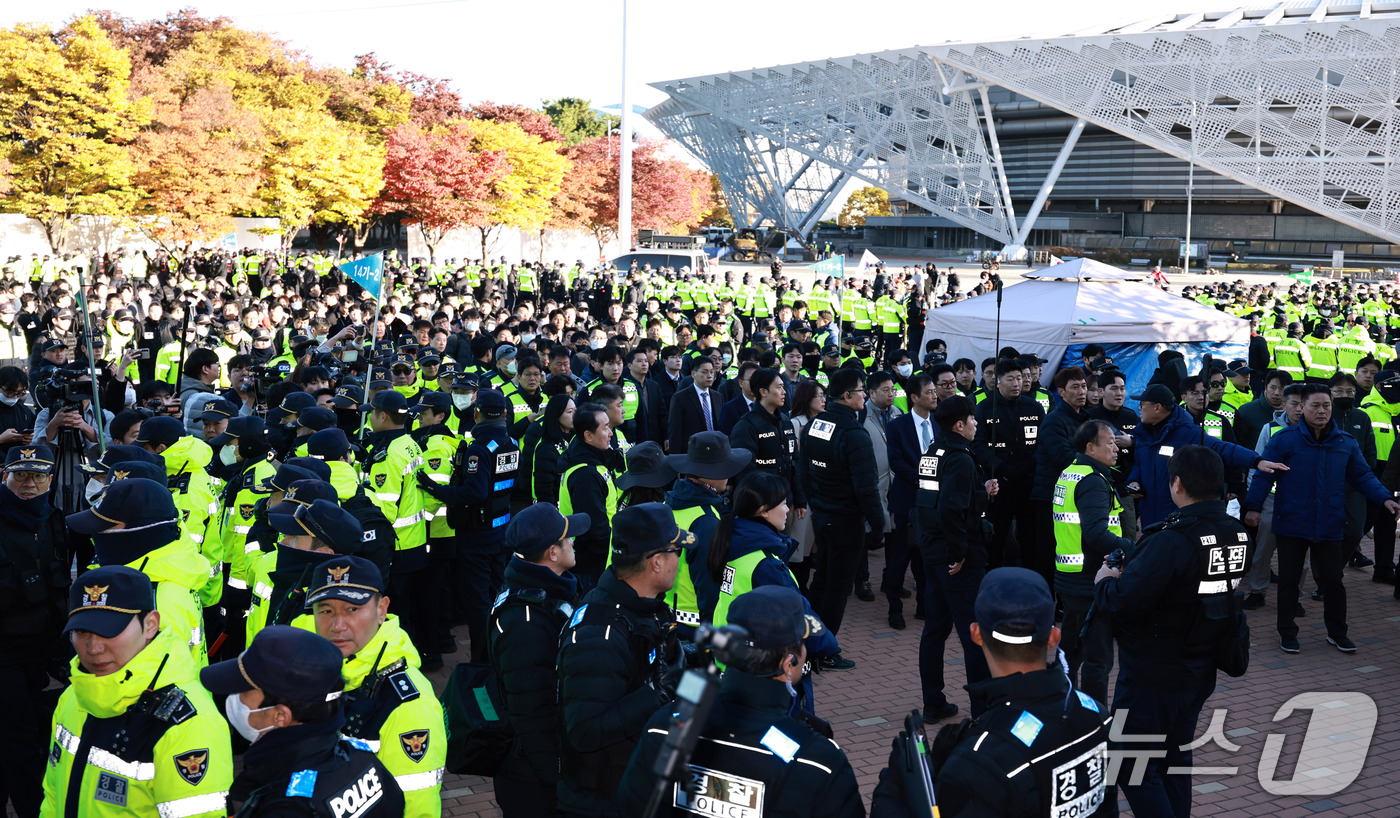 (서울=뉴스1) 구윤성 기자 = 28일 6·3 지방선거 투표용지 부족사태 등을 수사하는 이태한 특별검사팀의 투표지 247만여장의 위조 여부 등 검증을 앞두고 경찰 병력이 서울 송파 …