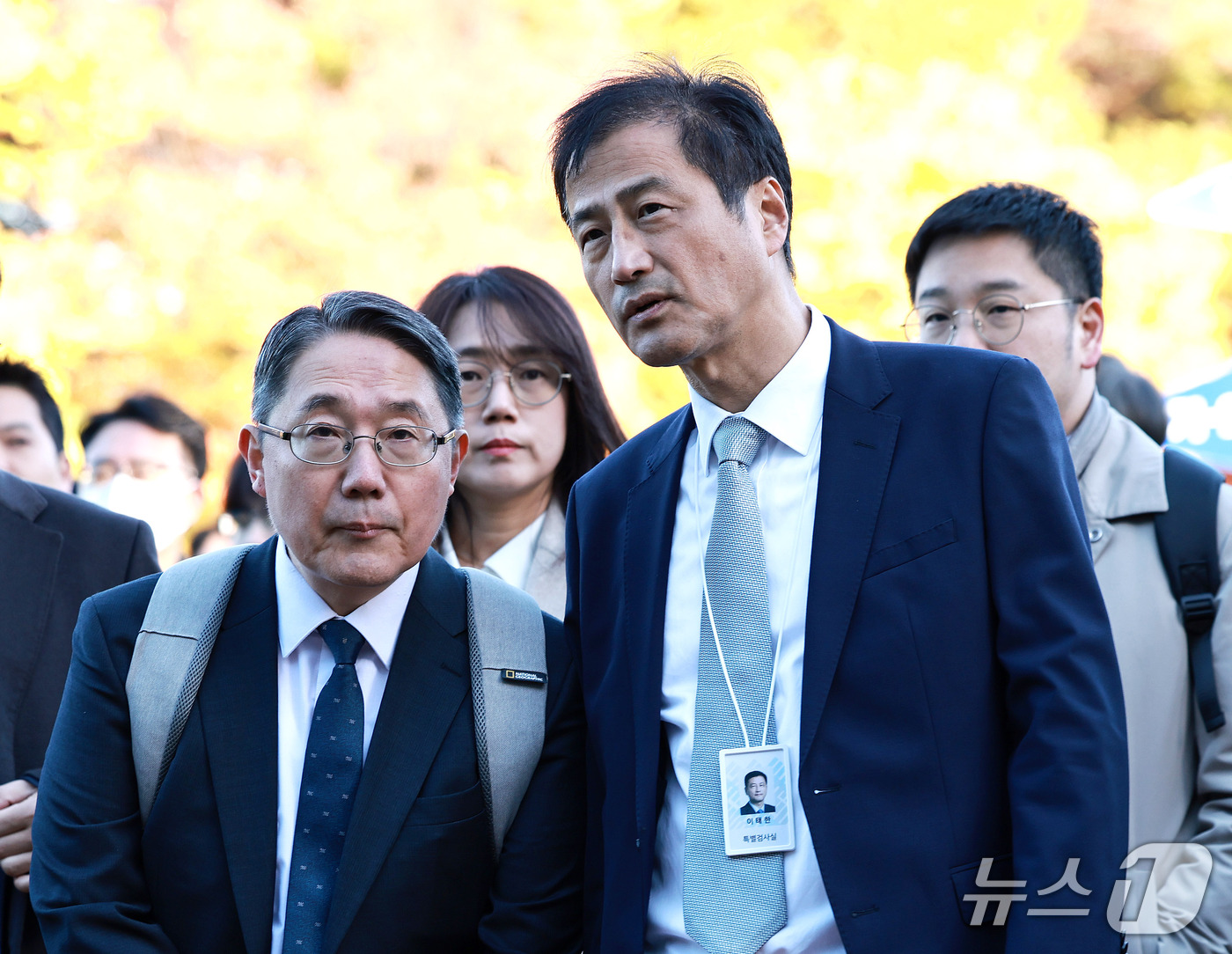 (서울=뉴스1) 구윤성 기자 = 6·3 지방선거 투표용지 부족사태 등을 수사하는 이태한 특별검사가 28일 서울 송파구 올림픽공원 핸드볼경기장 현장 검증을 앞두고 박혁 특검보와 대화 …