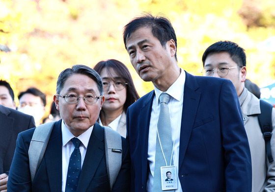 특검보와 대화하는 이태한 특별검사