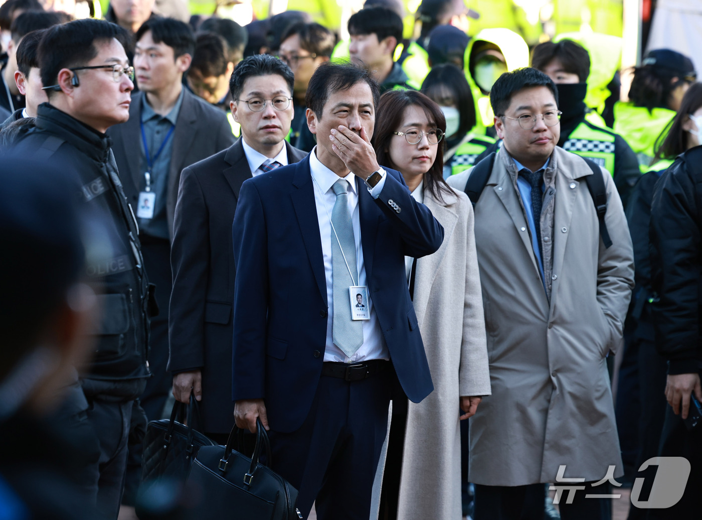 (서울=뉴스1) 구윤성 기자 = 6·3 지방선거 투표용지 부족사태 등을 수사하는 이태한 특별검사가 28일 서울 송파구 올림픽공원 핸드볼경기장 현장 검증을 앞두고 진입로가 확보되는 …