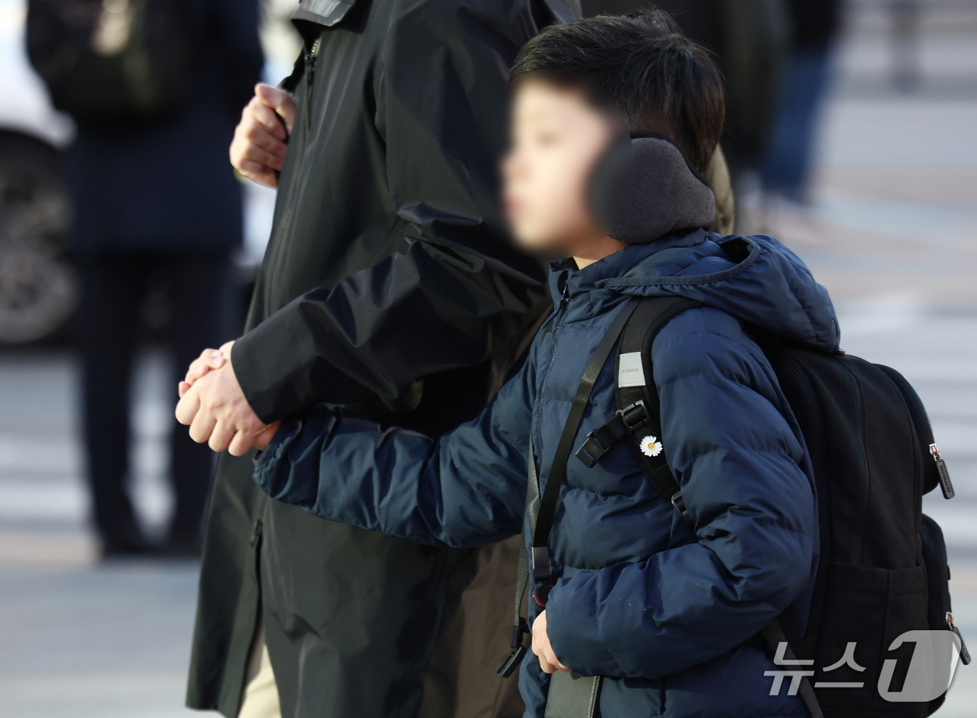 (서울=뉴스1) 김민지 기자 = 수도권을 제외한 전국 대부분 지역에 한파 특보가 내려진 28일 오전 서울 종로구 세종대로 사거리에서 한 아이가 아빠 손을 잡고 발걸음을 옮기고 있다 …