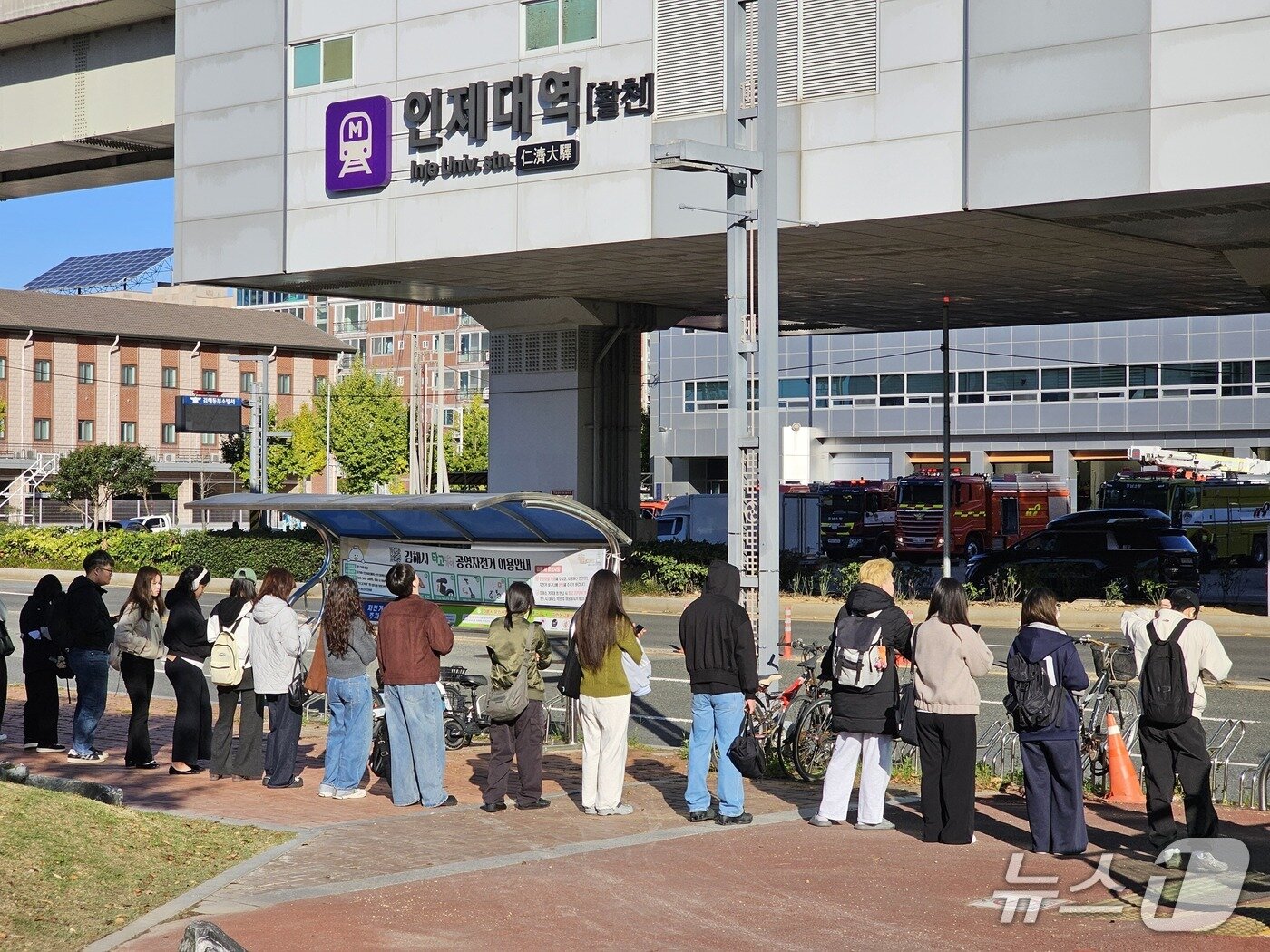 본문 이미지 - 28일 오전 김해시 어방동 인제대학교 셔틀버스 승강장에서 학생들이 버스를 기다리고 있다. 2026.10.28 ⓒ 뉴스1 박민석 기자