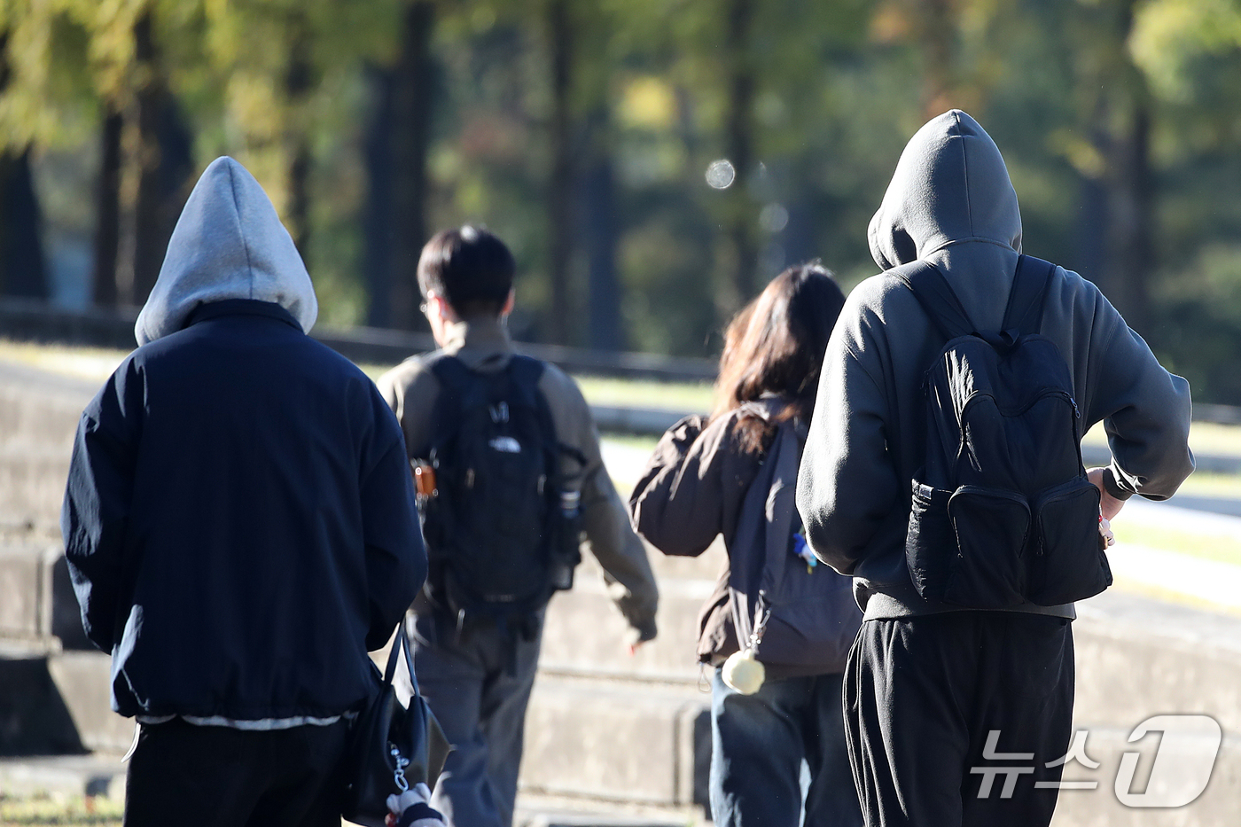 (경산=뉴스1) 공정식 기자 = 기습 한파가 닥친 28일 오전 경북 경산시 영남대에서 겨울옷을 챙겨입은 학생들이 등굣길 발걸음을 재촉하고 있다. 2026.10.28/뉴스1