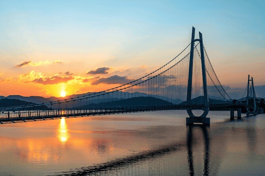 본문 이미지 - 논산 탑정호와 출렁다리 모습.(충남도 제공. 재판매 및 DB 금지)/뉴스1