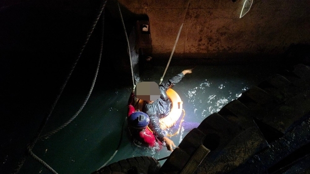 만취 60대 남성, 부산 자갈치 부둣가 해상 추락