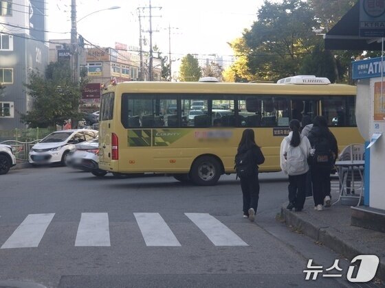 본문 이미지 - 설악산의 아침 기온이 전국 최저 수준인 -6.4도까지 떨어진 28일 강원 속초시 교동의 한 초등학교 인근 아파트 단지에 학생들이 패딩과 플리스 등 두꺼워진 옷차림을 하고 등교하고 있다. 2026.10.28/뉴스1 윤왕근 기자
