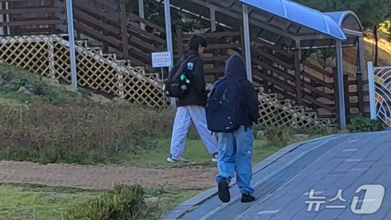 본문 이미지 - 28일 오전 강원 원주시 한 초등학교 주변에서 초등학생들이 두꺼운 옷차림으로 등교하고 있다. 2026.10.28/뉴스1 신관호 기자