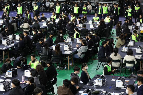 "이거 다 사기야" 고성에 경찰 투입까지…특검 투표지 검증 진통