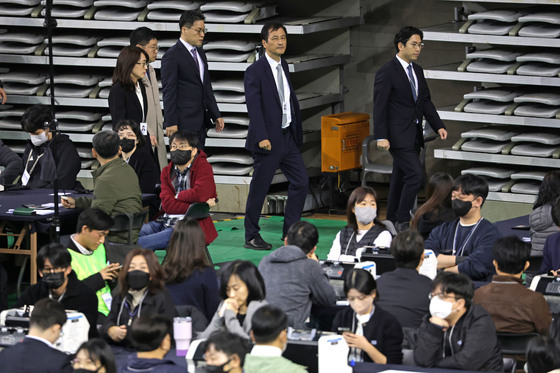 투표지 247만장 검증 13시간 만에 종료…"상당수 추가분석 필요"(종합)
