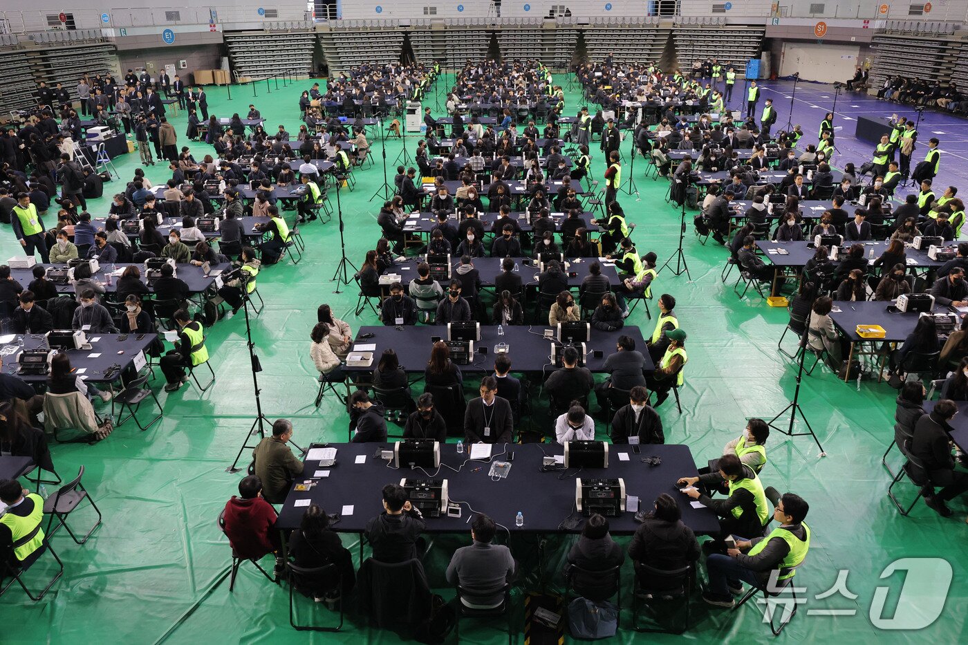 본문 이미지 - 28일 서울 송파구 올림픽공원 핸드볼경기장에서 이태한 선거관리위원회 특별검사팀 관계자, 사무원, 참관단이 6·3 지방선거 투표용지 공개검증을 준비하고 있다. 2026.10.28 ⓒ 뉴스1 사진공동취재단