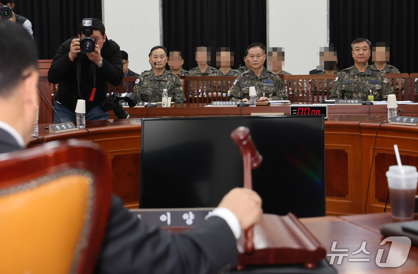 (서울=뉴스1) 국회사진기자단 = 박민영 정보사령관(왼쪽부터)과 김준호 국방정보본부장, 윤동원 777사령관이 28일 서울 여의도 국회에서 열린 정보위원회의 국방정보본부 등에 대한 …