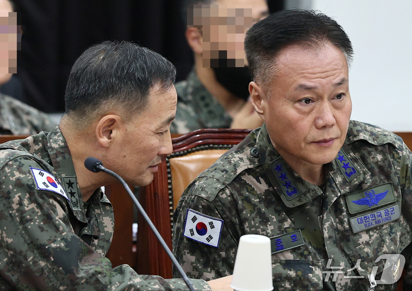 (서울=뉴스1) 국회사진기자단 = 김준호 국방정보본부장과 박민영 정보사령관이 28일 서울 여의도 국회에서 열린 정보위원회의 국방정보본부 등에 대한 국정감사에서 대화하고 있다. 20 …