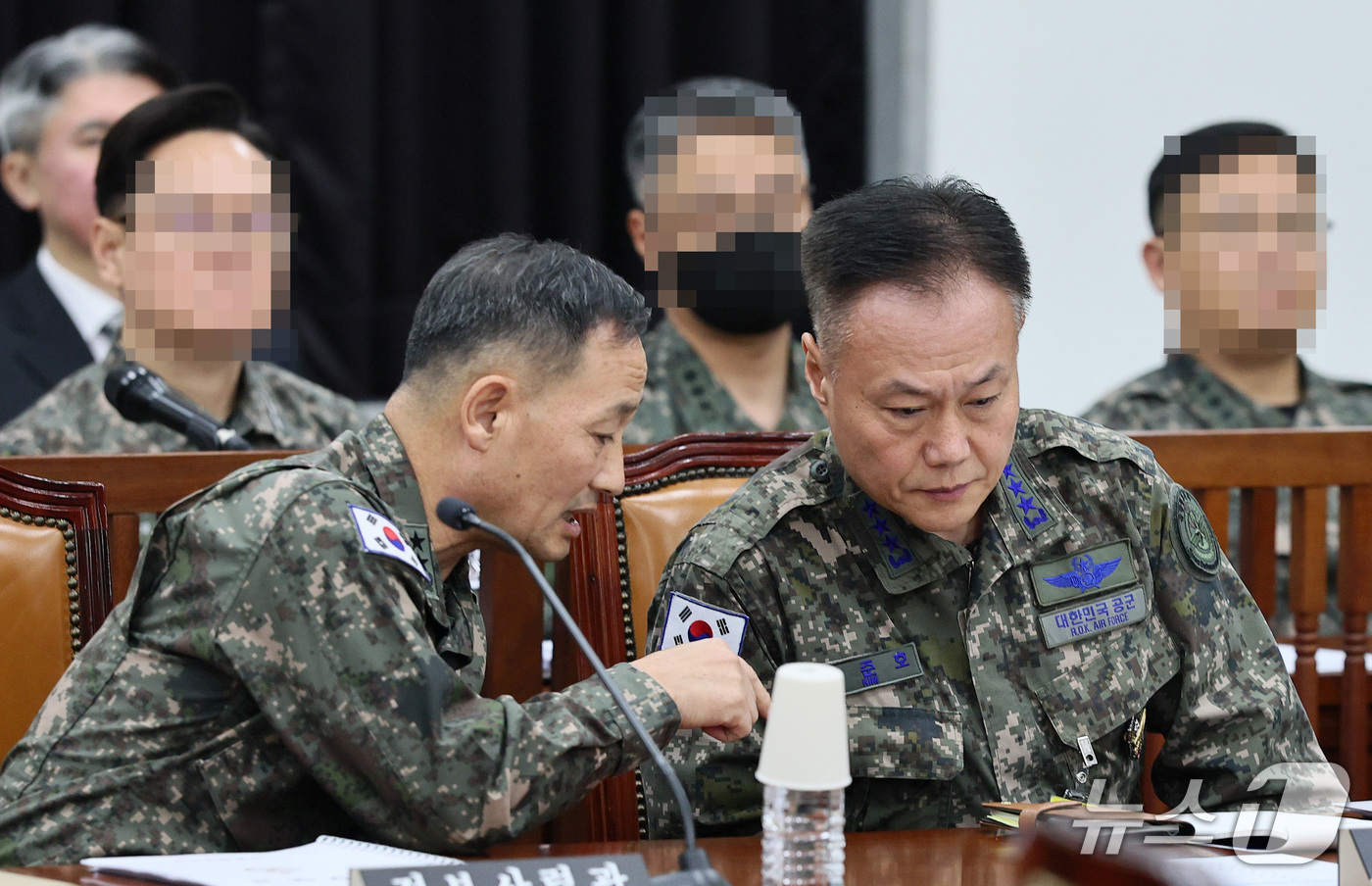 (서울=뉴스1) 국회사진기자단 = 김준호 국방정보본부장과 박민영 정보사령관이 28일 서울 여의도 국회에서 열린 정보위원회의 국방정보본부 등에 대한 국정감사에서 대화하고 있다.  2 …