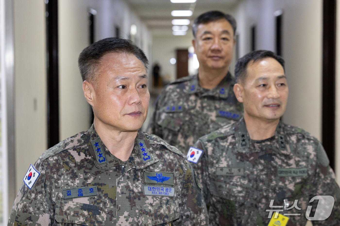(서울=뉴스1) 국회사진기자단 = 김준호 국방정보본부장(왼쪽부터)과 윤동원 777사령관, 박민영 정보사령관이 28일 서울 여의도 국회에서 열린 정보위원회의 국방정보본부 등에 대한 …