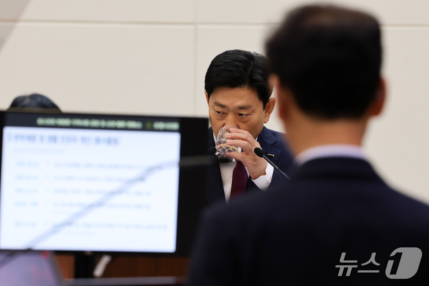 (포항=뉴스1) 최창호 기자 = 박용선 경북 포항시장이 28일 오전 포항시의회에서 열린 제334회 1차 정례회 2차 본회의 시정 질문 답변에서 앞서 물을 마시고 있다.박 시장은 민 …