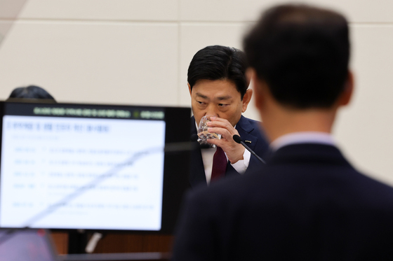 시정 질문에 긴장한 박용선 포항시장