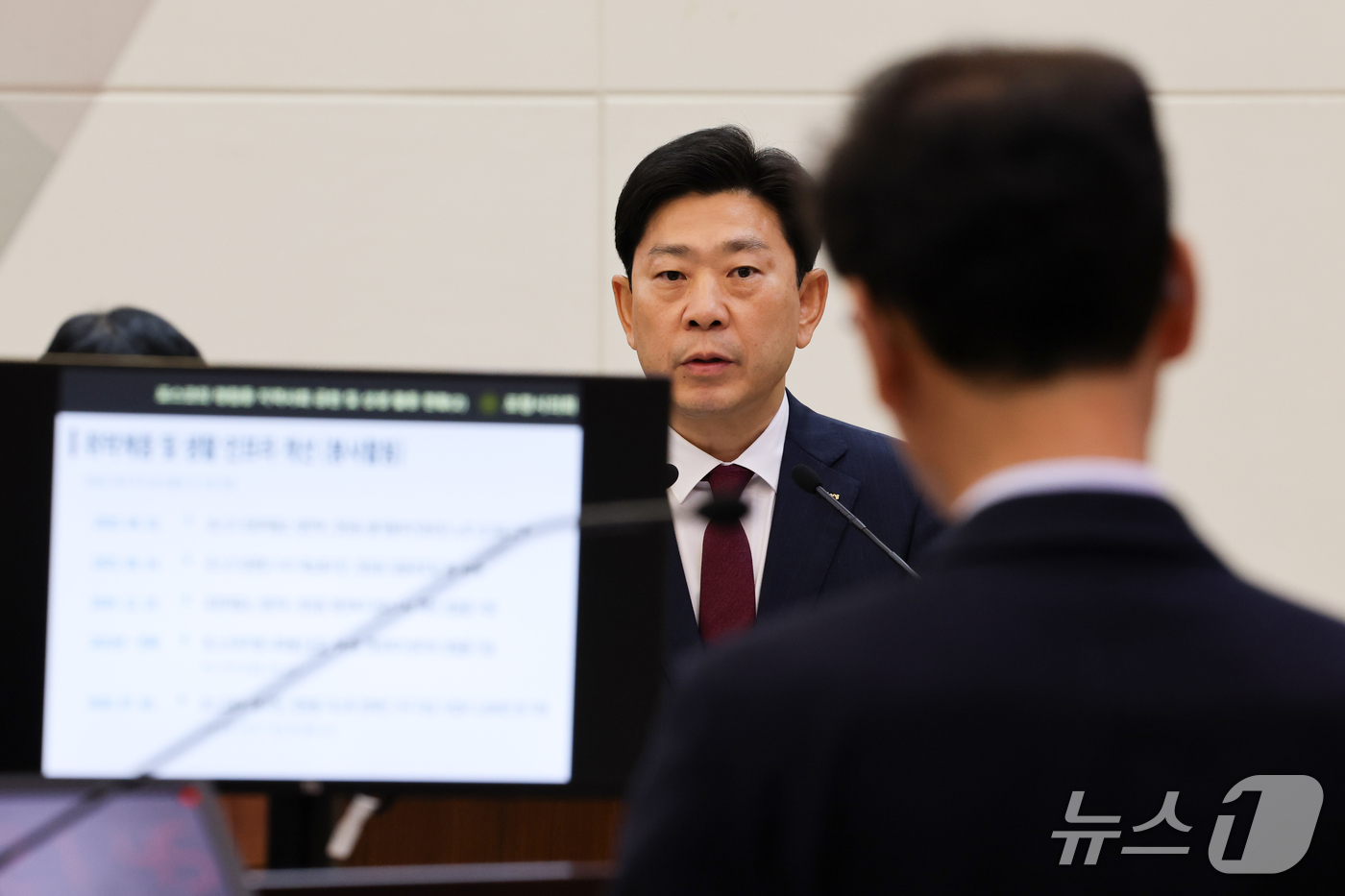 (포항=뉴스1) 최창호 기자 = 박용선 경북 포항시장이 28일 오전 포항시의회에서 열린 제334회 1차 정례회 2차 본회의 시정 질문에서 답변하고 있다.박 시장은 민선 9기 취임 …