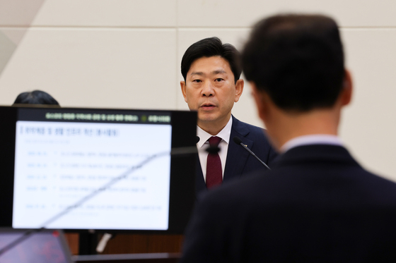 시정 질문 답변하는 박용선 포항시장