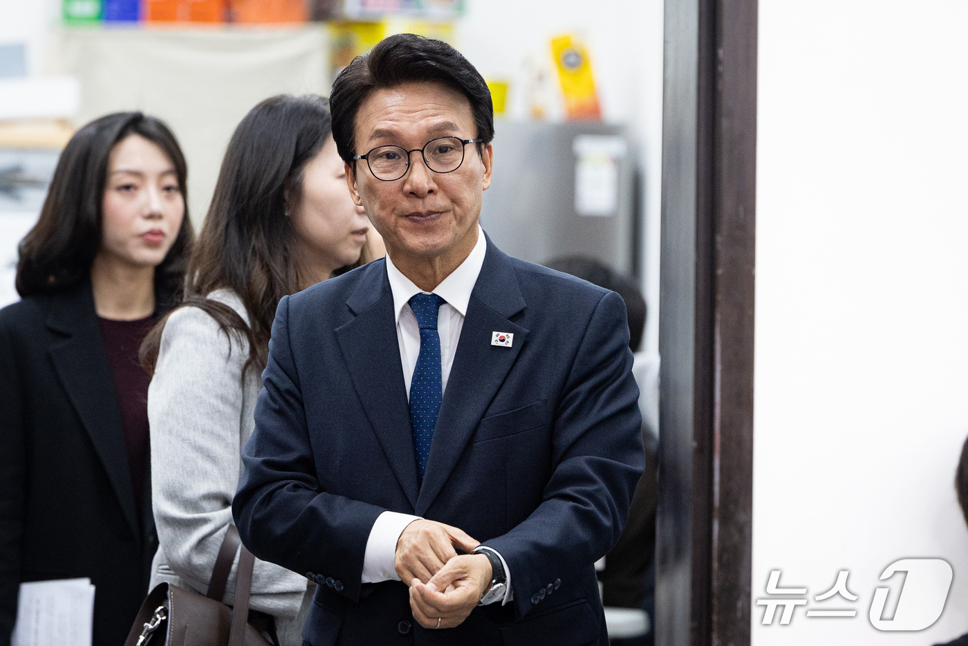 (서울=뉴스1) 유승관 기자 = 김민석 더불어민주당 대표가 28일 서울 여의도 국회에서 열린 최고위원회의에 참석하고 있다. 2026.10.28/뉴스1