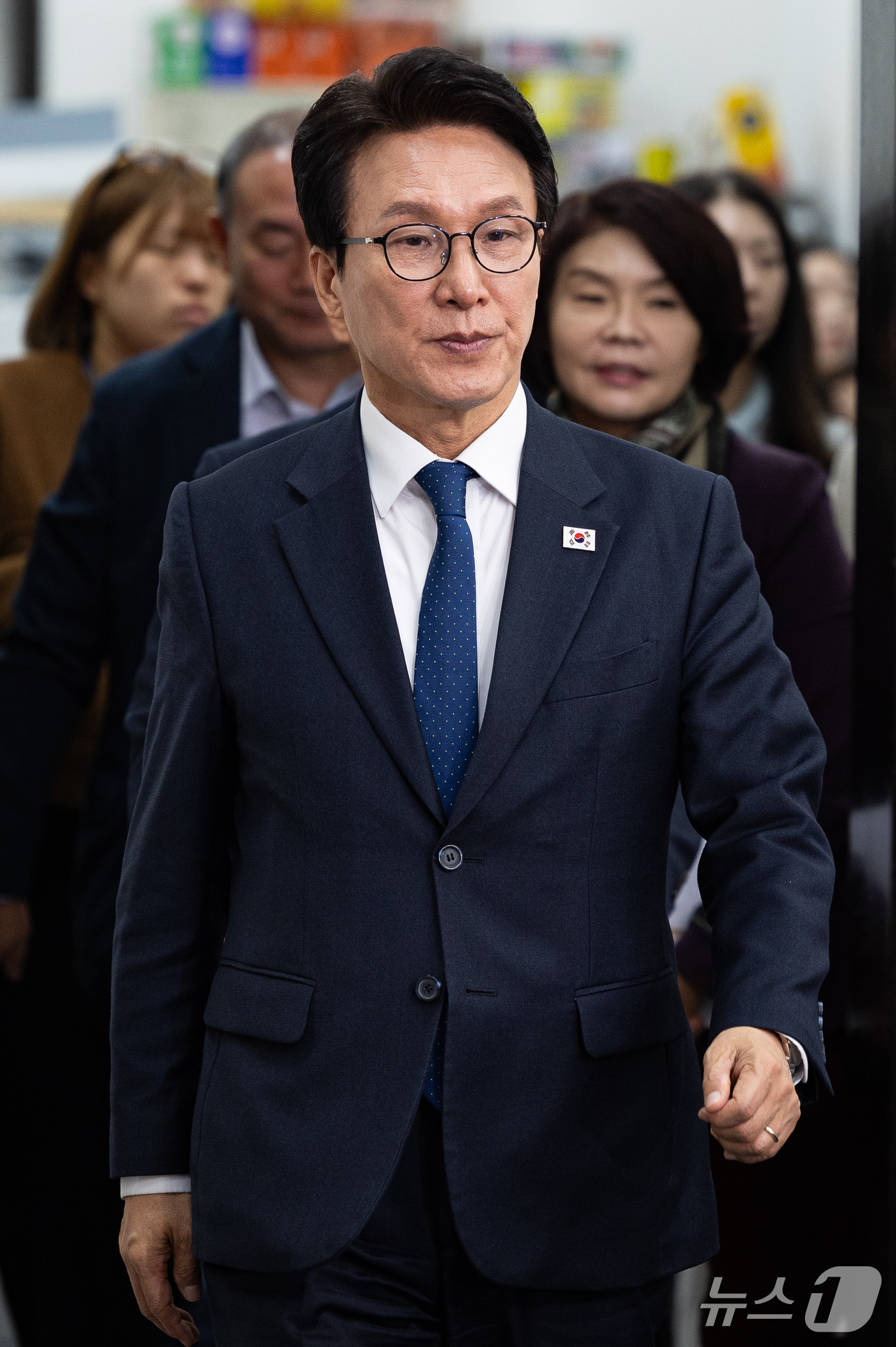 (서울=뉴스1) 유승관 기자 = 김민석 더불어민주당 대표를 비롯한 지도부가 28일 서울 여의도 국회에서 열린 최고위원회의에 참석하고 있다. 2026.10.28/뉴스1
