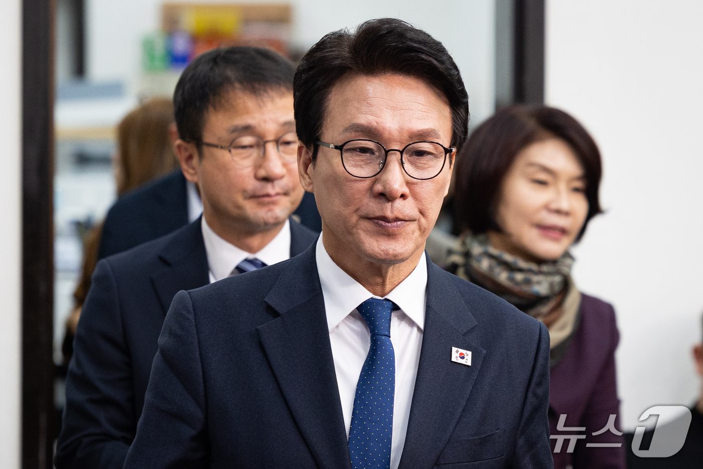 (서울=뉴스1) 유승관 기자 = 김민석 더불어민주당 대표를 비롯한 지도부가 28일 서울 여의도 국회에서 열린 최고위원회의에 참석하고 있다. 2026.10.28/뉴스1