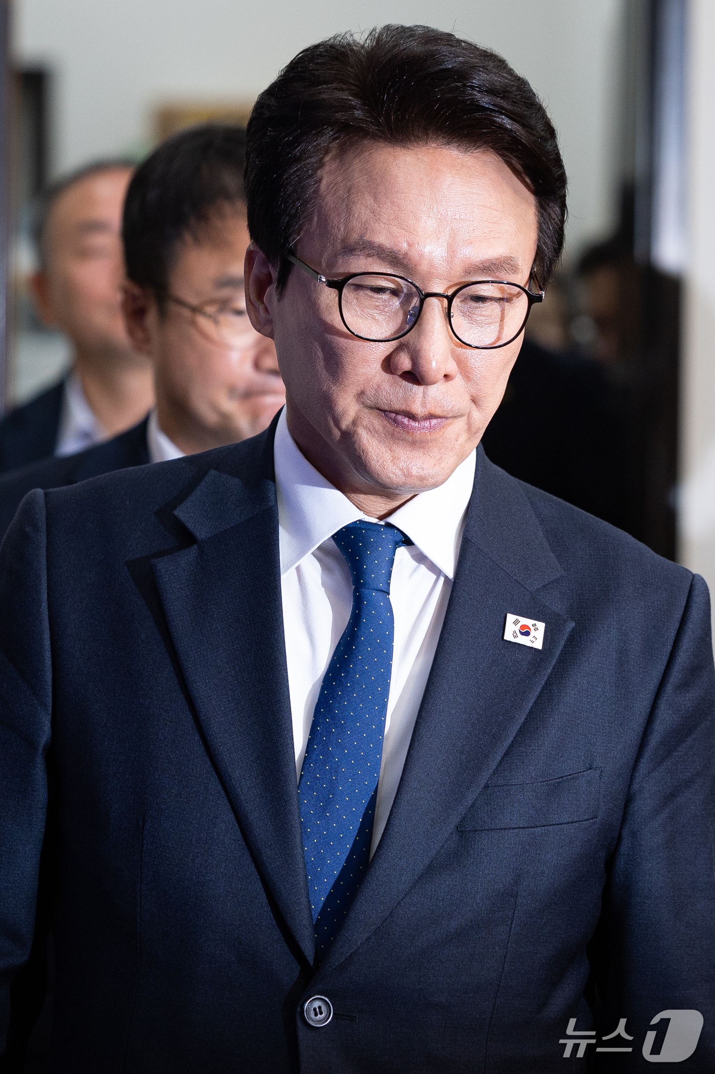 (서울=뉴스1) 유승관 기자 = 김민석 더불어민주당 대표를 비롯한 지도부가 28일 서울 여의도 국회에서 열린 최고위원회의에 참석하고 있다. 2026.10.28/뉴스1