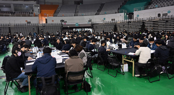 검증결과 이상 없는 투표지 올공서 반출…선관위 창고로 이송