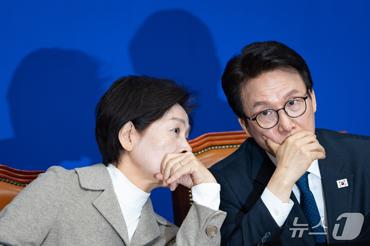 (서울=뉴스1) 유승관 기자 = 김민석 더불어민주당 대표와 최민희 최고위원이 28일 서울 여의도 국회에서 열린 최고위원회의에서 대화하고 있다. 2026.10.28/뉴스1