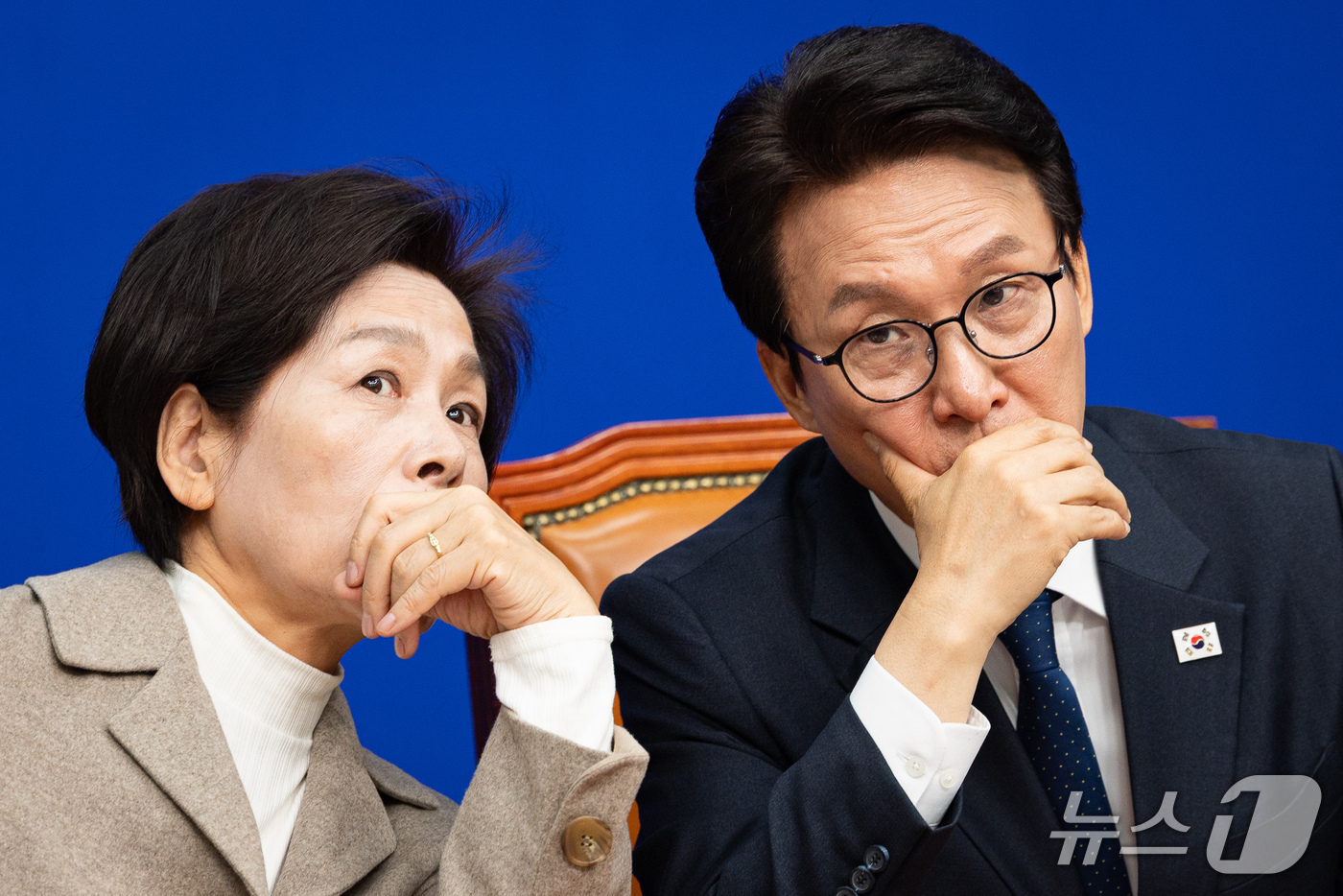 (서울=뉴스1) 유승관 기자 = 김민석 더불어민주당 대표와 최민희 최고위원이 28일 서울 여의도 국회에서 열린 최고위원회의에서 대화하고 있다. 2026.10.28/뉴스1