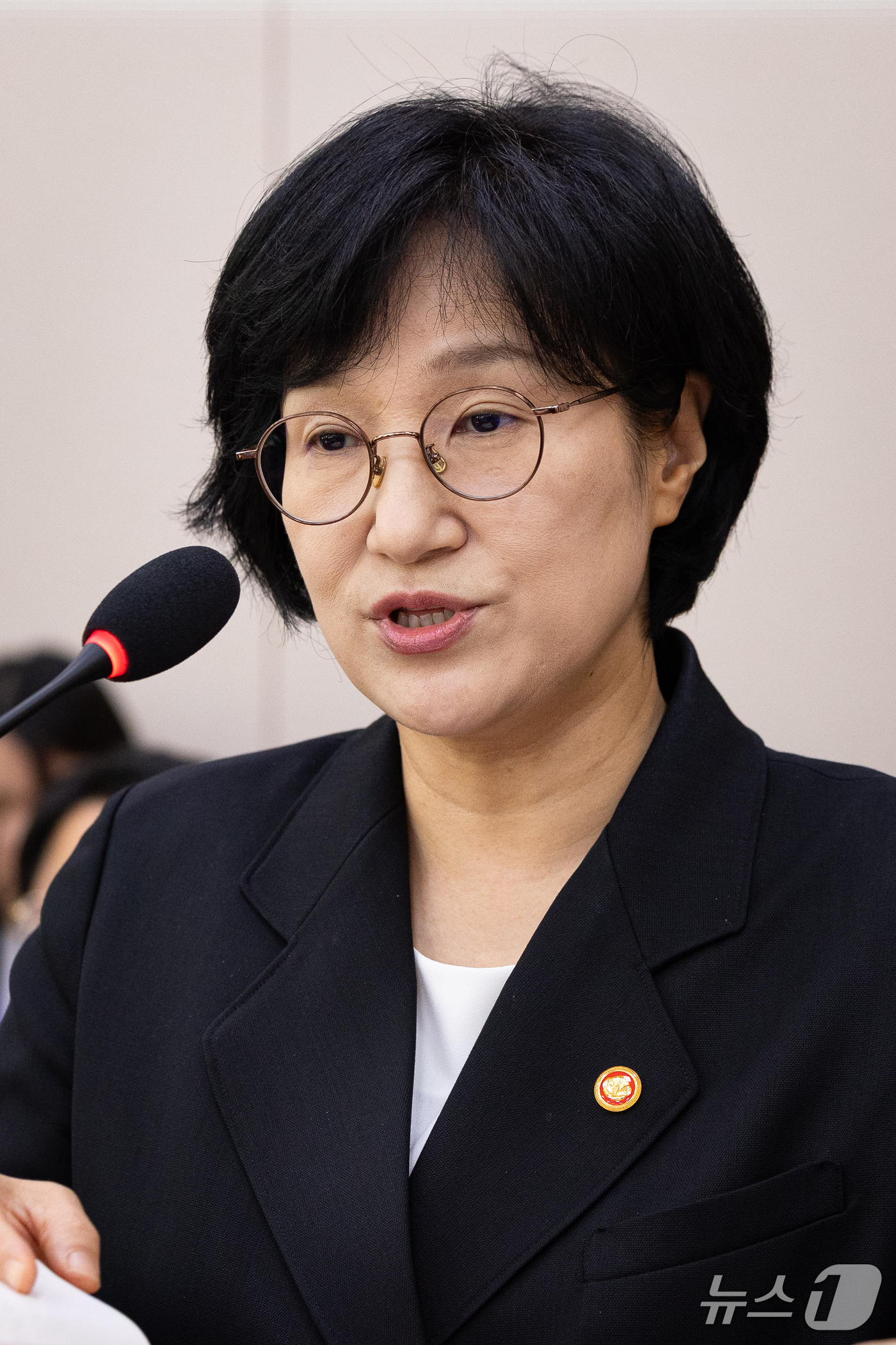 (서울=뉴스1) 유승관 기자 = 원민경 성평등가족부 장관이 28일 서울 여의도 국회에서 열린 성평등가족위원회의 성평등가족부 등에 대한 국정감사에 출석해 인사말 및 업무보고를 하고 …
