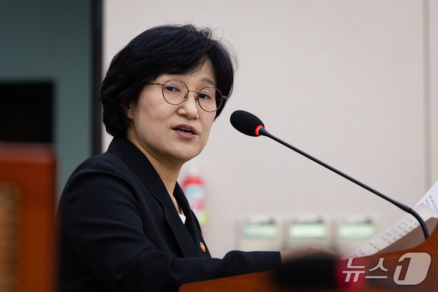 (서울=뉴스1) 유승관 기자 = 원민경 성평등가족부 장관이 28일 서울 여의도 국회에서 열린 성평등가족위원회의 성평등가족부 등에 대한 국정감사에 출석해 인사말 및 업무보고를 하고 …