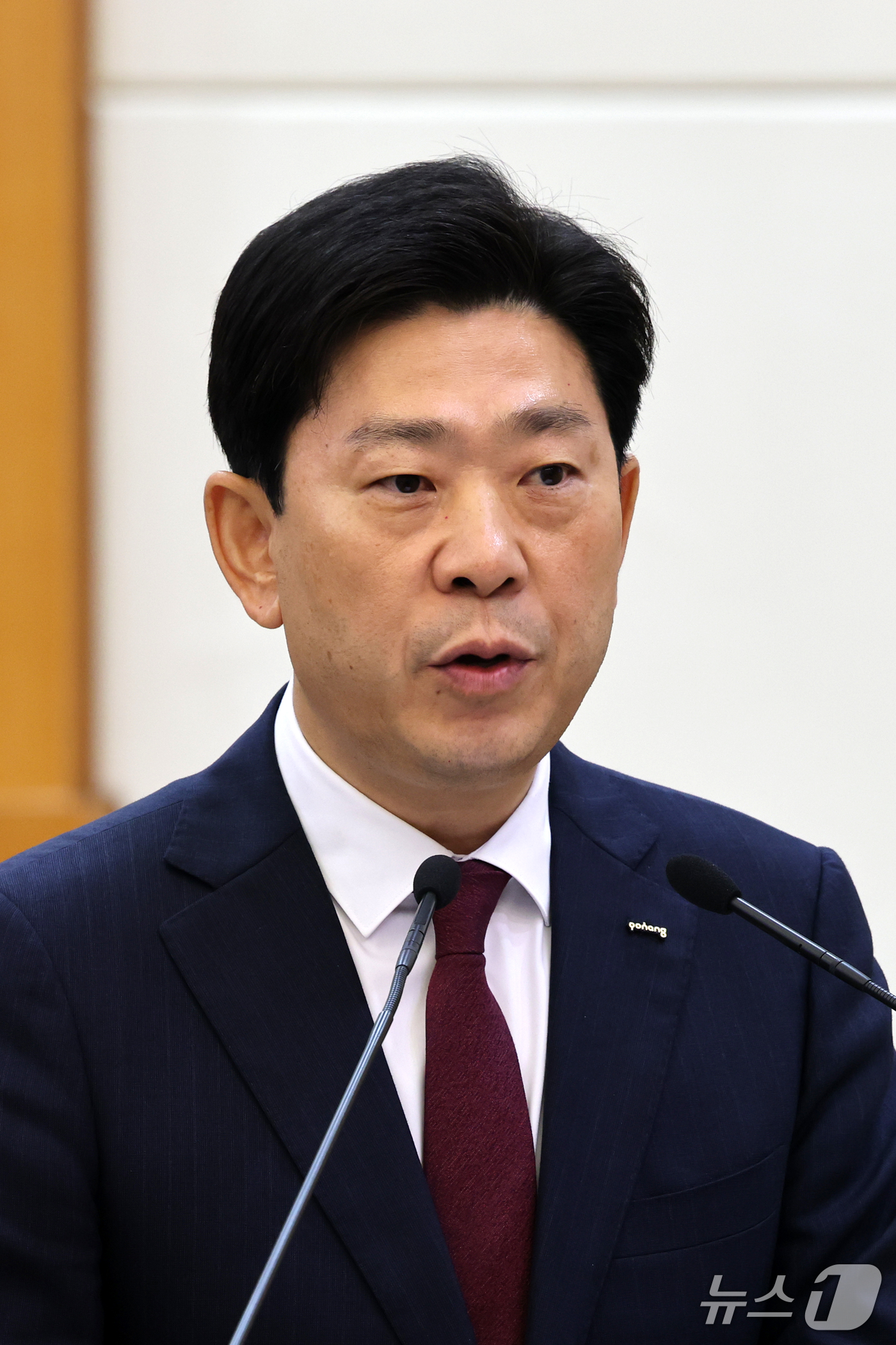 (포항=뉴스1) 최창호 기자 = 박용선 경북 포항시장이 28일 오전 포항시의회에서 열린 제334회 1차 정례회 2차 본회의 시정 질문에서 답변하고 있다.박 시장은 민선 9기 취임 …