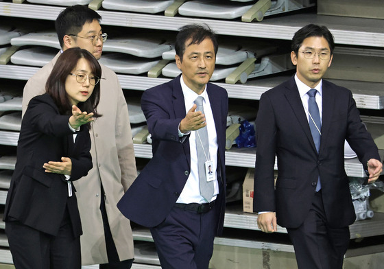 특검, 6시간째 올공 투표지 검증…차분한 분위기 속 수작업 계속