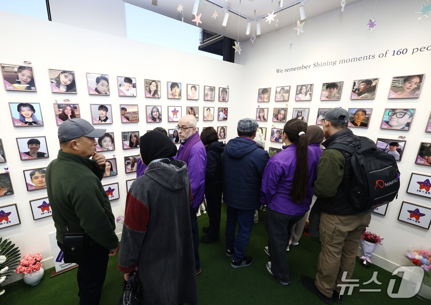 본문 이미지 - 10·29 이태원참사 4주기를 하루 앞둔 28일 오전 서울 종로구 별들의 집에서 열린 이태원참사 4주기 외국인 유가족 기자간담회에서 외국인 유가족들이 희생자의 영정 사진을 보고 눈물을 흘리고 있다. 2026.10.28 ⓒ 뉴스1 김민지 기자