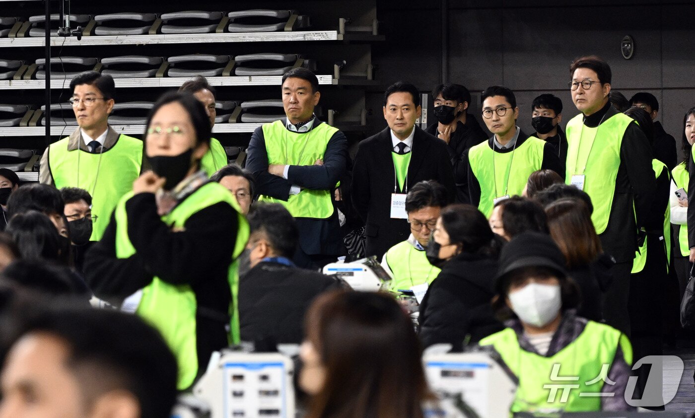 본문 이미지 - 장동혁 국민의힘 대표를 비롯한 검증인단이 28일 오전 서울 송파구 올림픽공원 핸드볼경기장에서 열린 선거관리위원회 특검 투표용지 현장 검증을 참관하고 있다. 2026.10.28 ⓒ 뉴스1 사진공동취재단