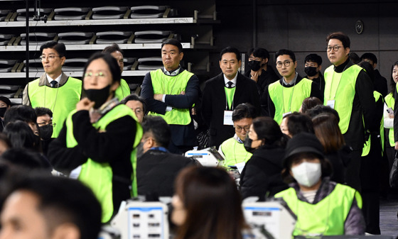 올공 투표지 247만장, 146일만 반출…이상투표지는 국과수 등으로(종합)