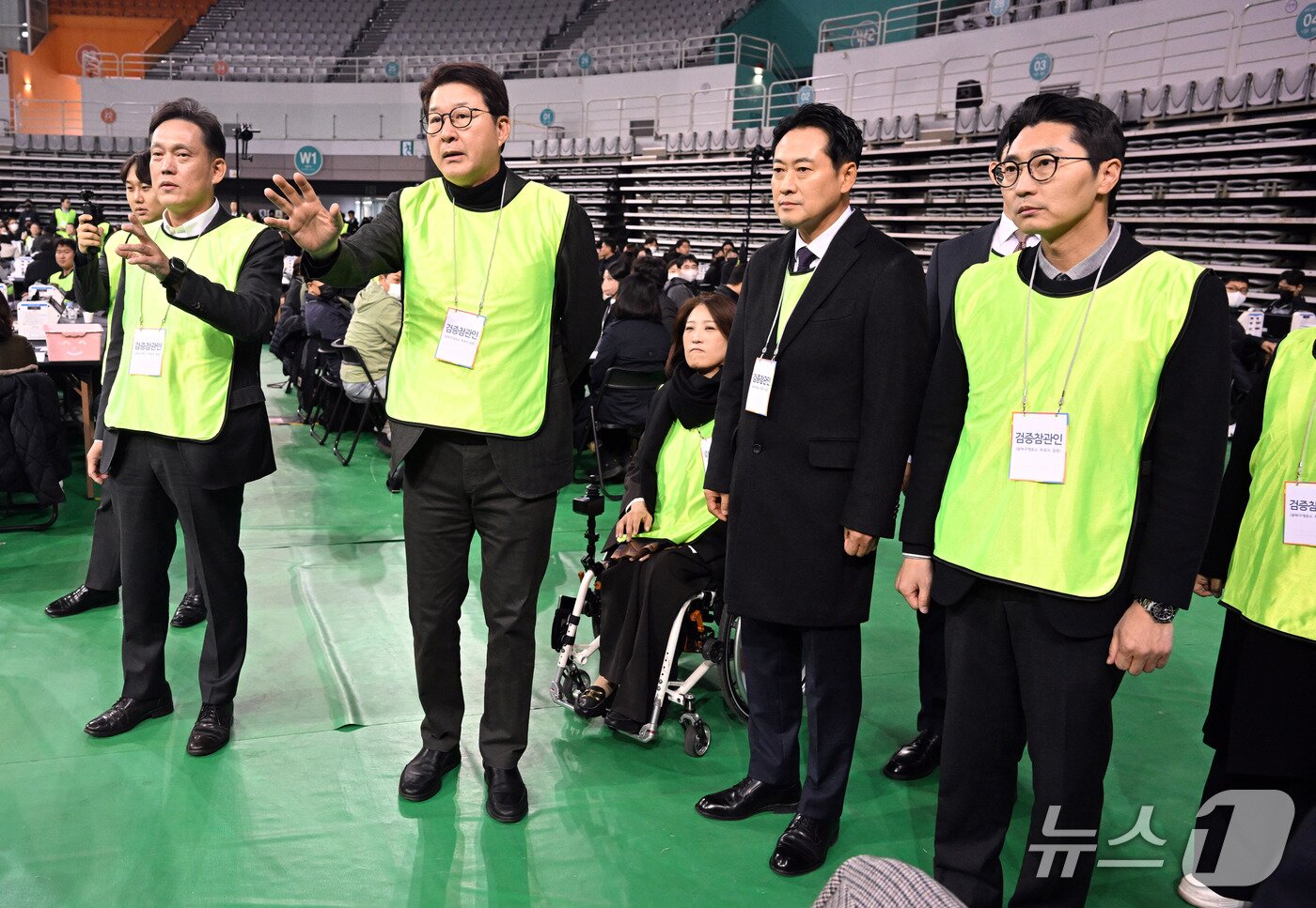 본문 이미지 - 장동혁 국민의힘 대표와 국민의힘 검증참관인이 28일 오전 서울 송파구 올림픽공원 핸드볼경기장에서 열린 선거관리위원회 특검의 투표용지 현장 검증에서 이태한 선거관리위원회 특별검사와 대화를 나누기 위해 이동하고 있다. 2026.10.28 ⓒ 뉴스1 사진공동취재단