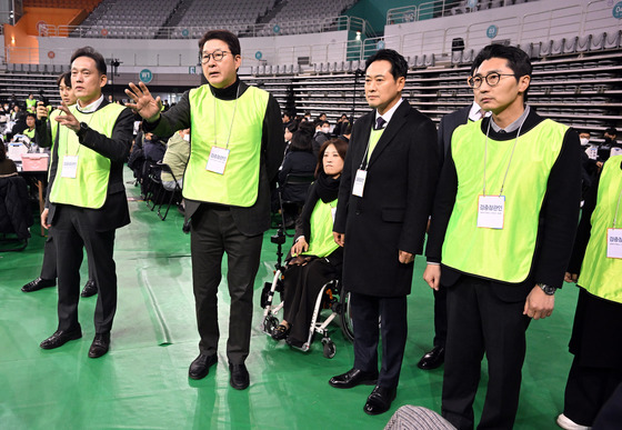 [영상] "촬영·녹화 금지" 참관인단 분노…올공 투표지 검증 시작도 못하고 고성