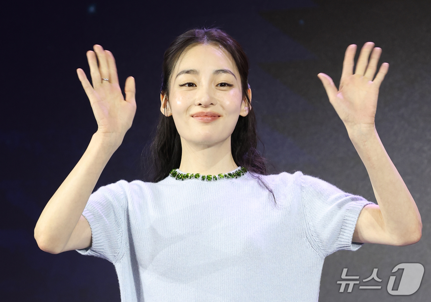(서울=뉴스1) 권현진 기자 = 배우 김민하가 28일 서울 영등포구 페어몬트 앰배서더 서울에서 열린 넷플릭스 시리즈 '꿀알바' 제작발표회에 참석해 인사를 하고 있다.'꿀알바'는 시 …