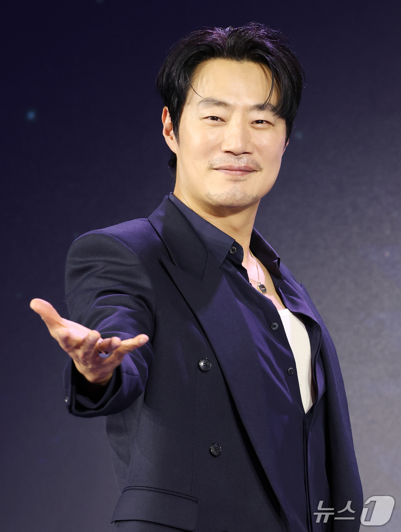 (서울=뉴스1) 권현진 기자 = 배우 이희준이 28일 서울 영등포구 페어몬트 앰배서더 서울에서 열린 넷플릭스 시리즈 '꿀알바' 제작발표회에서 포즈를 취하고 있다.'꿀알바'는 시급 …