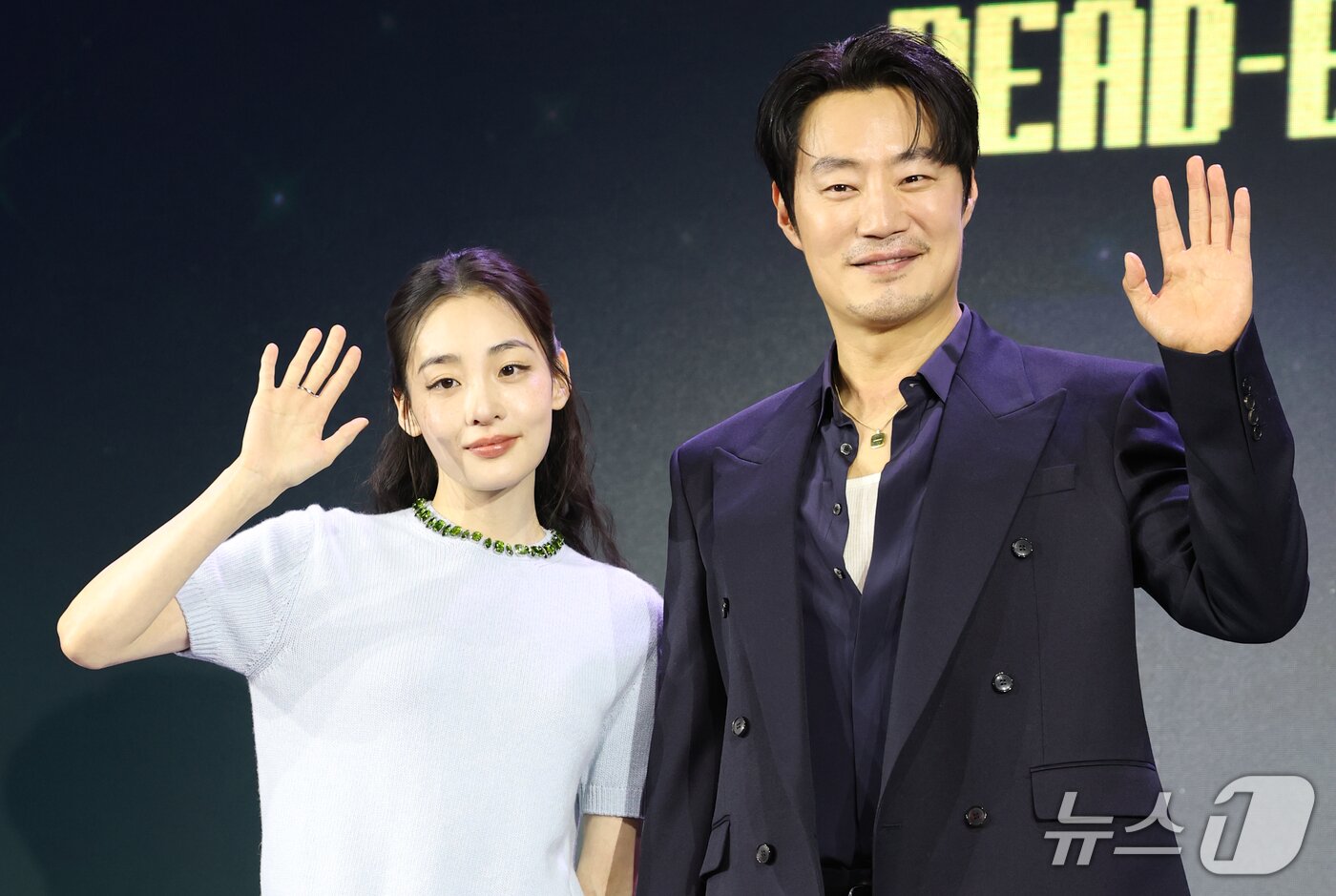 본문 이미지 - 배우 김민하와 이희준(오른쪽)이 28일 서울 영등포구 페어몬트 앰배서더 서울에서 열린 넷플릭스 시리즈 '꿀알바' 제작발표회에 참석해 포즈를 취하고 있다. '꿀알바'는 시급 50배부터 시작하는 ‘꿀알바’ 만을 소개하는 수상한 인력사무소를 배경으로, 청년 혁준(이재욱 분)이 악몽 같은 노동 현장에 투입되면서 펼쳐지는 생계형 밥벌이 호러 시리즈다. 2026.10.28 ⓒ 뉴스1 권현진 기자